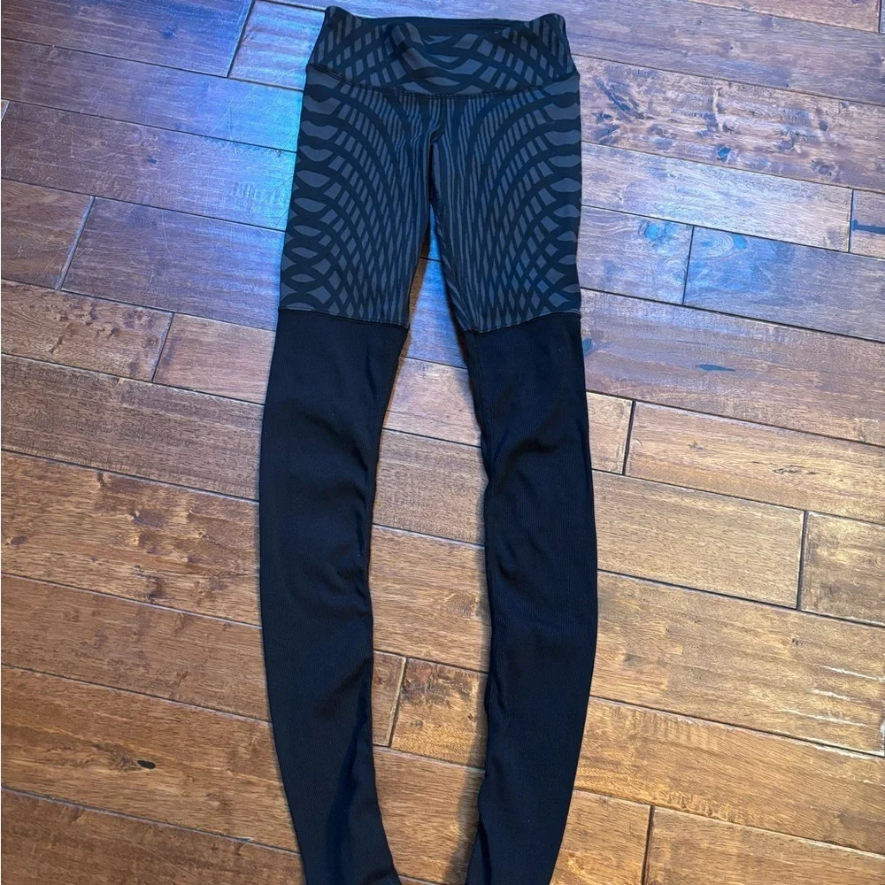 Alo yoga black Gray printed goddess leggings women’s size xxs - Picture 2 of 7